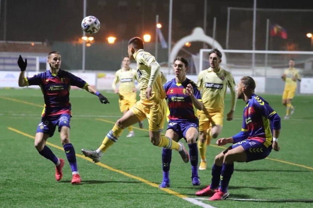  卢布列夫五盘鏖战险胜晋级决赛