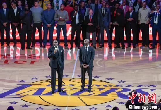  传奇球星退役仪式举行，球迷含泪送别偶像  